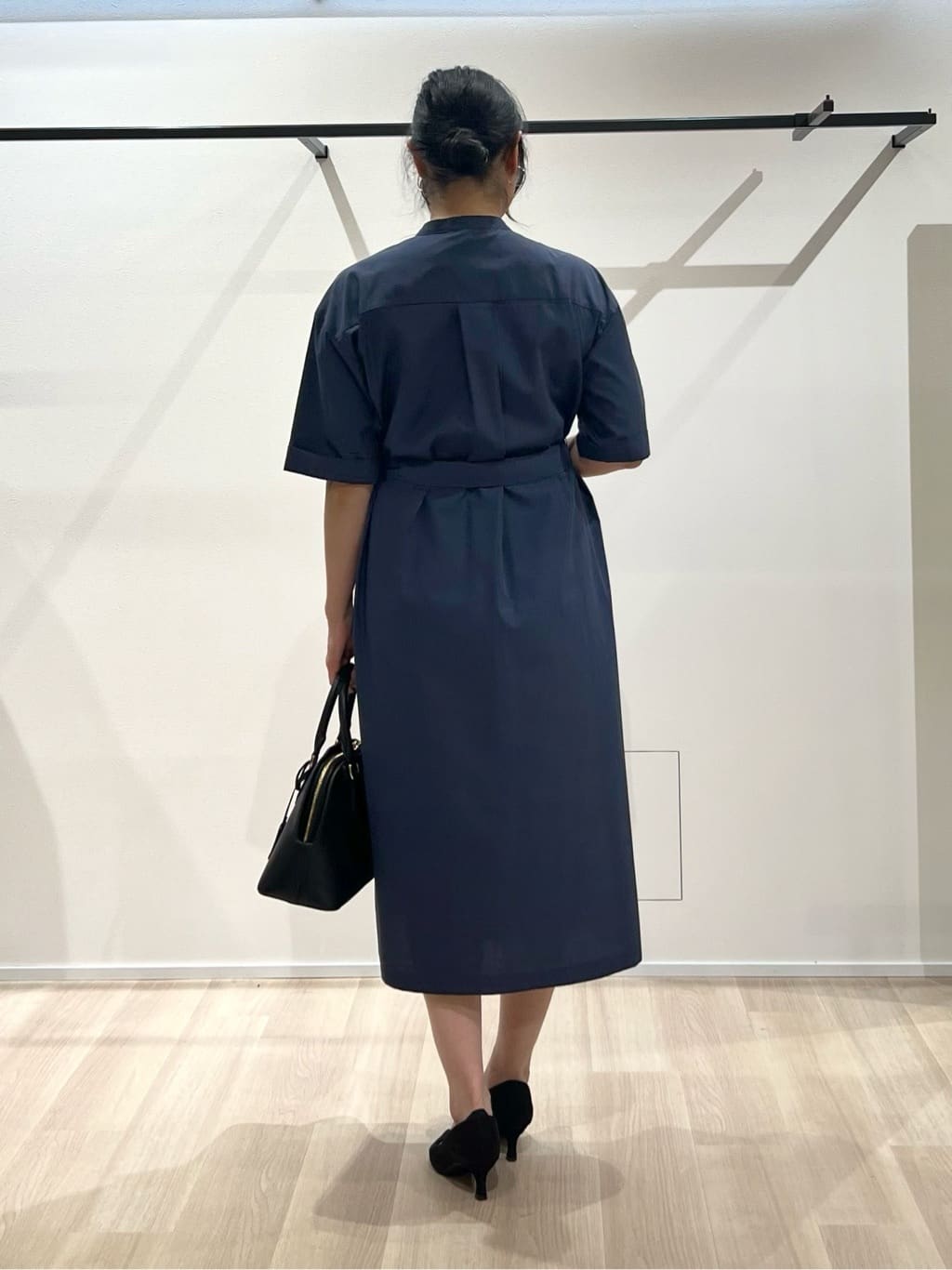 TOMOMIさんの「UNTITLED｜【洗える/前開きボタン】シャンブレーシャツワンピース」を使ったコーディネート
