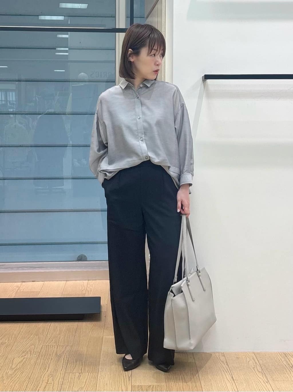asamiさんの「INDIVI｜【接触冷感／洗える／2WAY】ドロスト付 シアーシャンブレーシャツ」を使ったコーディネート