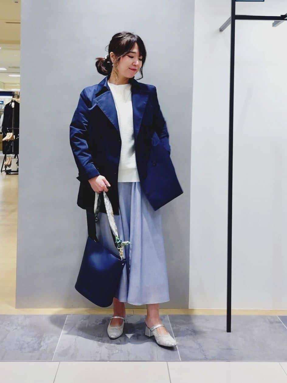 TOMOMIさんの「INDIVI｜【接触冷感／洗える／SETUP可能】シアーシャンブレータックフレアスカート」を使ったコーディネート