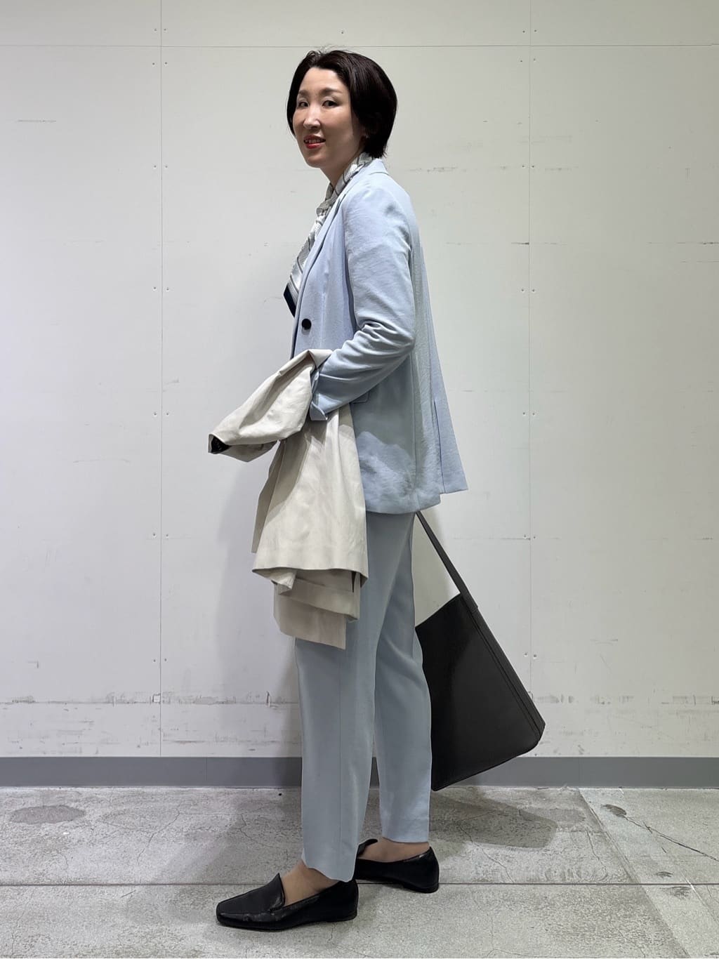 yuriさんの「INDIVI｜【洗える／多機能／SETUP可】着る日傘ダブルジャケット」を使ったコーディネート