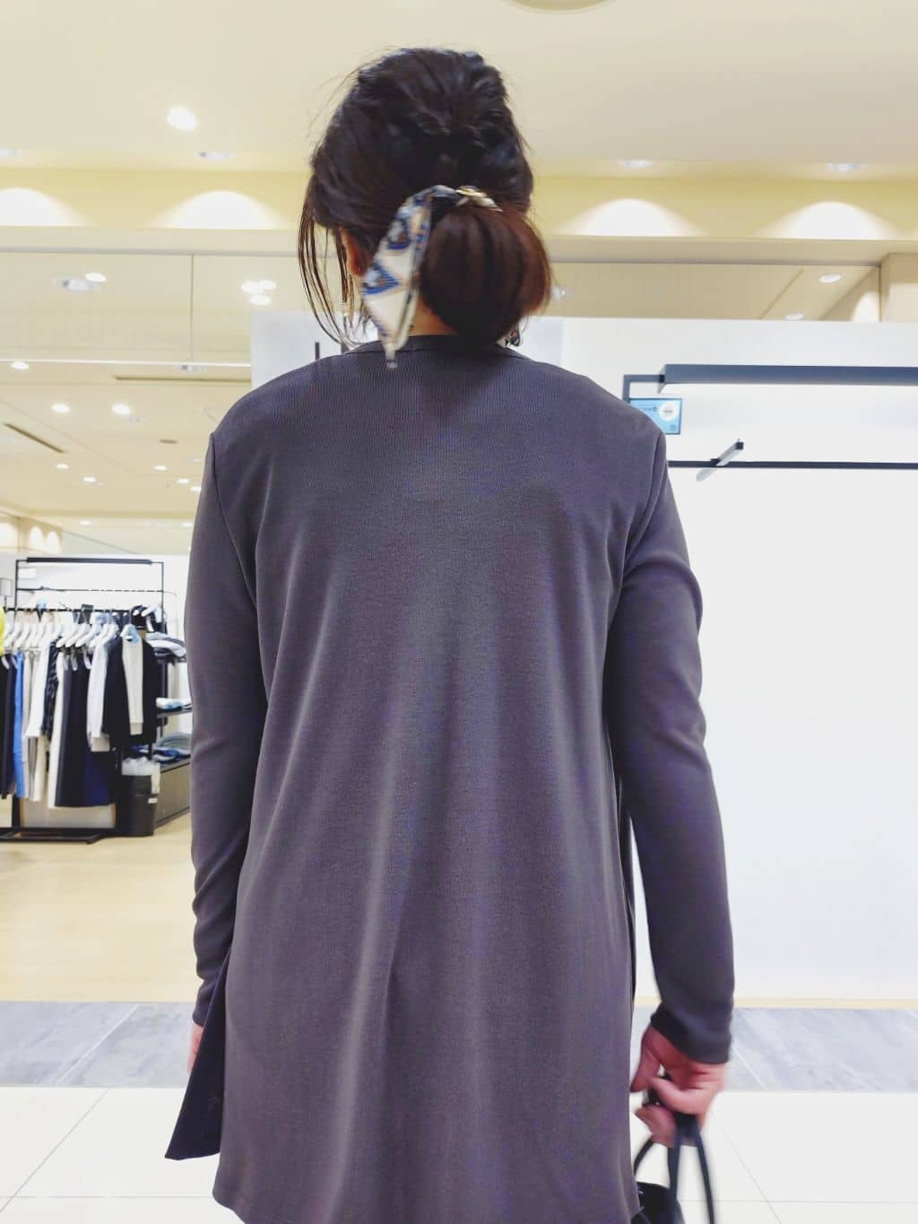 TOMOMIさんの「INDIVI｜【褒められパンツ／高ストレッチ】タックテーパードパンツ」を使ったコーディネート