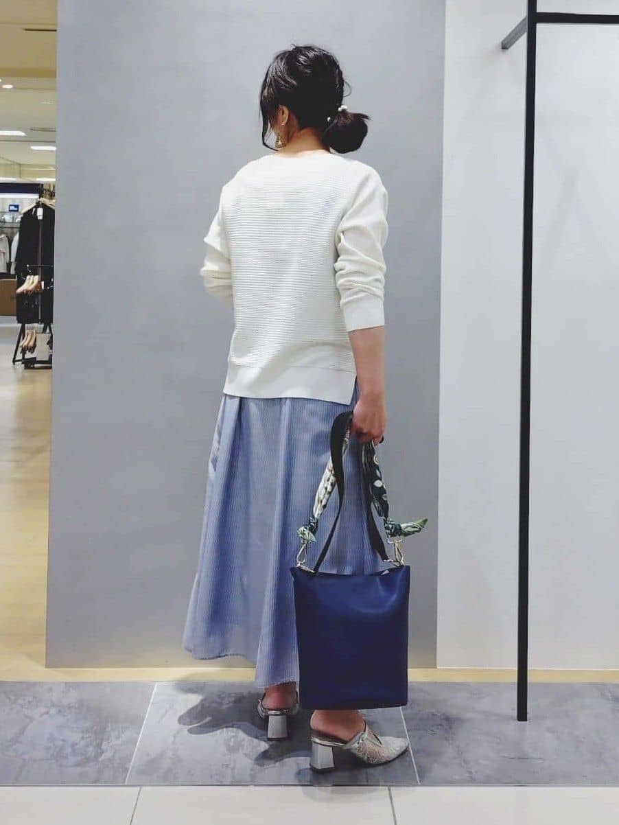 TOMOMIさんの「INDIVI｜【接触冷感／洗える／SETUP可能】シアーシャンブレータックフレアスカート」を使ったコーディネート