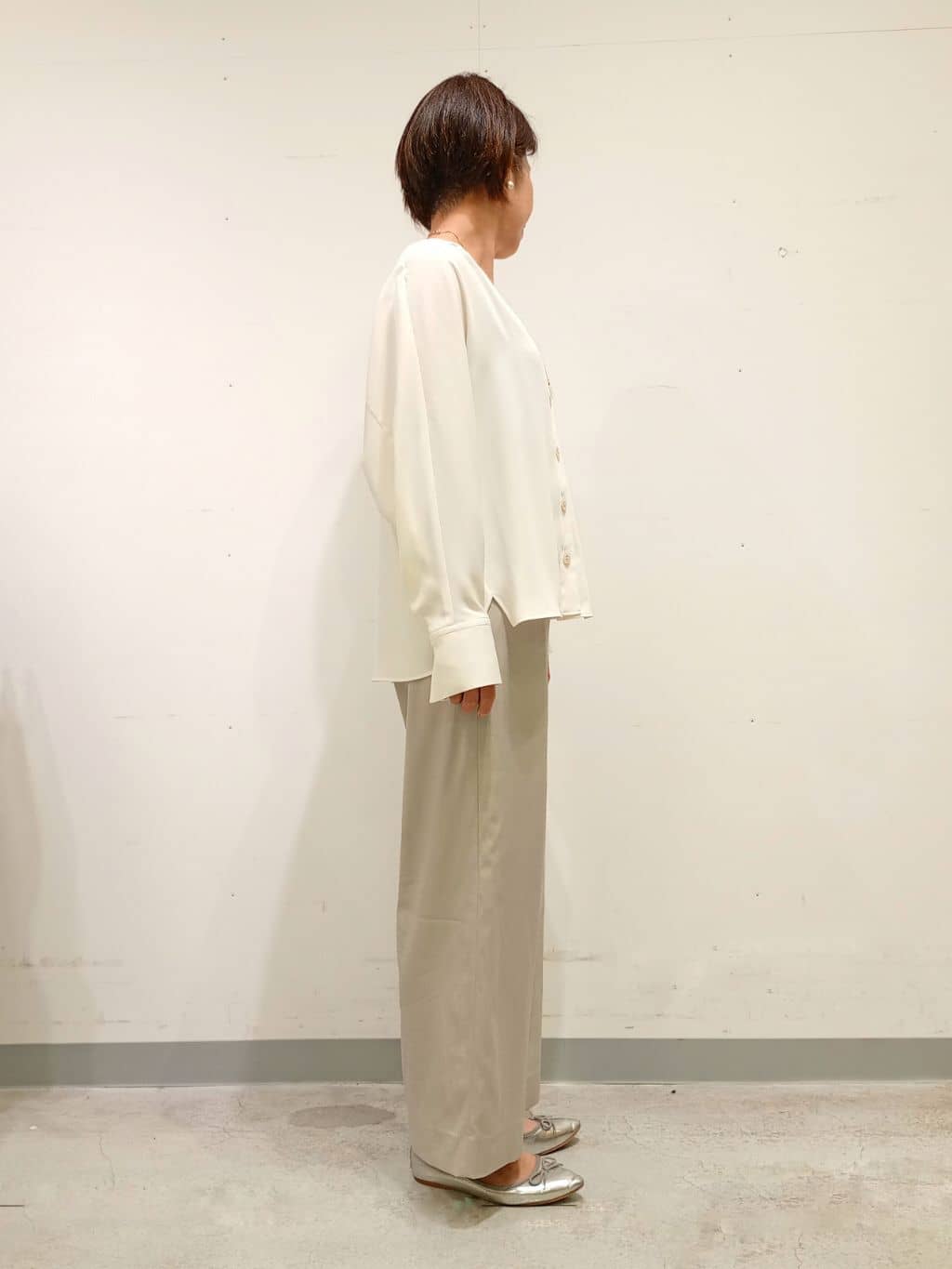 Kさんの「INDIVI｜【洗える／UVケア／マットサテン】Vネックドルマンスリーブブラウス」を使ったコーディネート