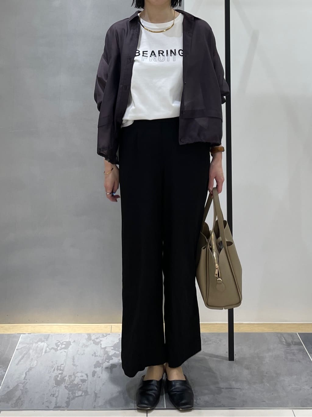 shihoさんの「INDIVI｜【接触冷感／洗える／2WAY】ドロスト付 シアーシャンブレーシャツ」を使ったコーディネート