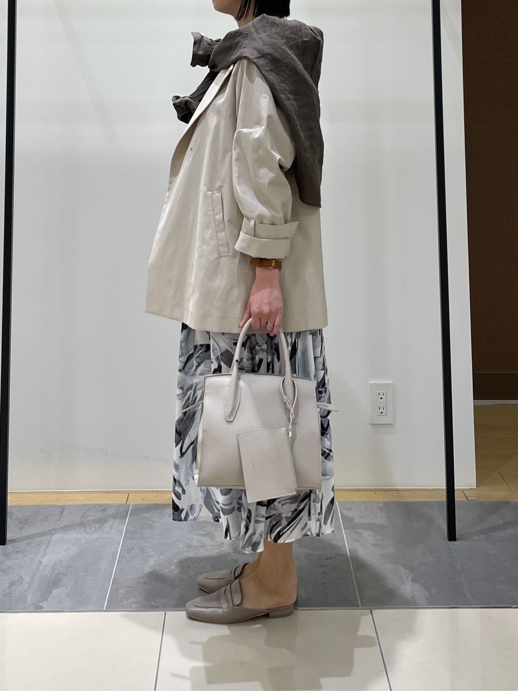 shihoさんの「INDIVI｜【撥水/軽量】ミドル丈 ミニマルトレンチコート」を使ったコーディネート