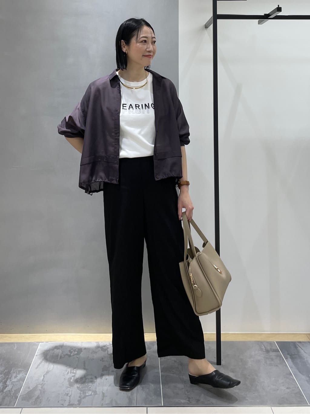 shihoさんの「INDIVI｜【接触冷感／洗える／2WAY】ドロスト付 シアーシャンブレーシャツ」を使ったコーディネート