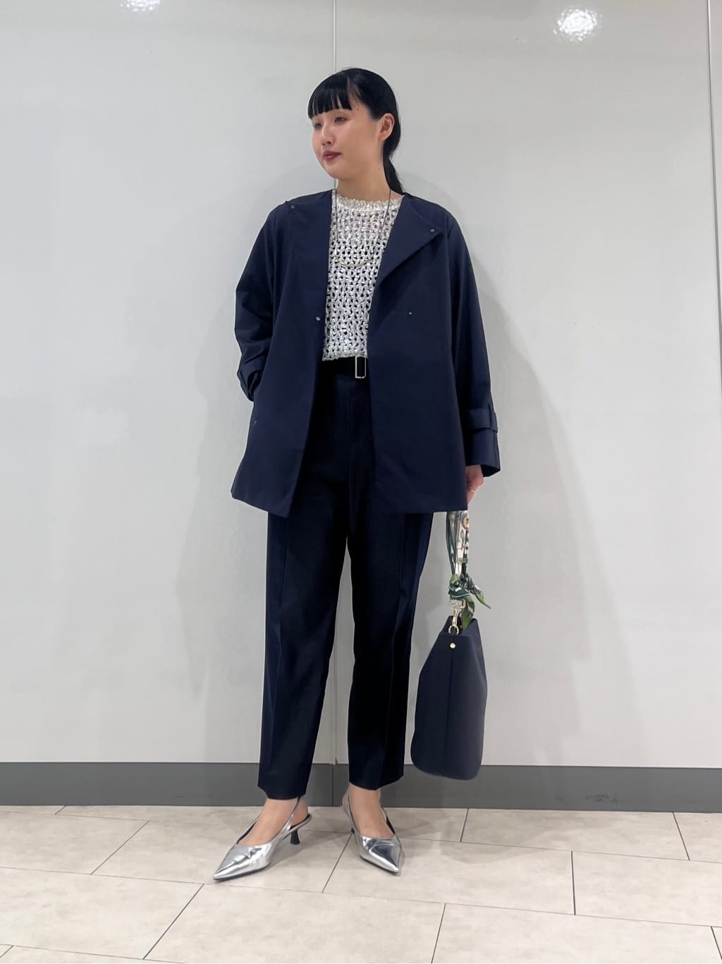 hasuさんの「INDIVI｜【撥水/軽量】ミドル丈 ミニマルトレンチコート」を使ったコーディネート