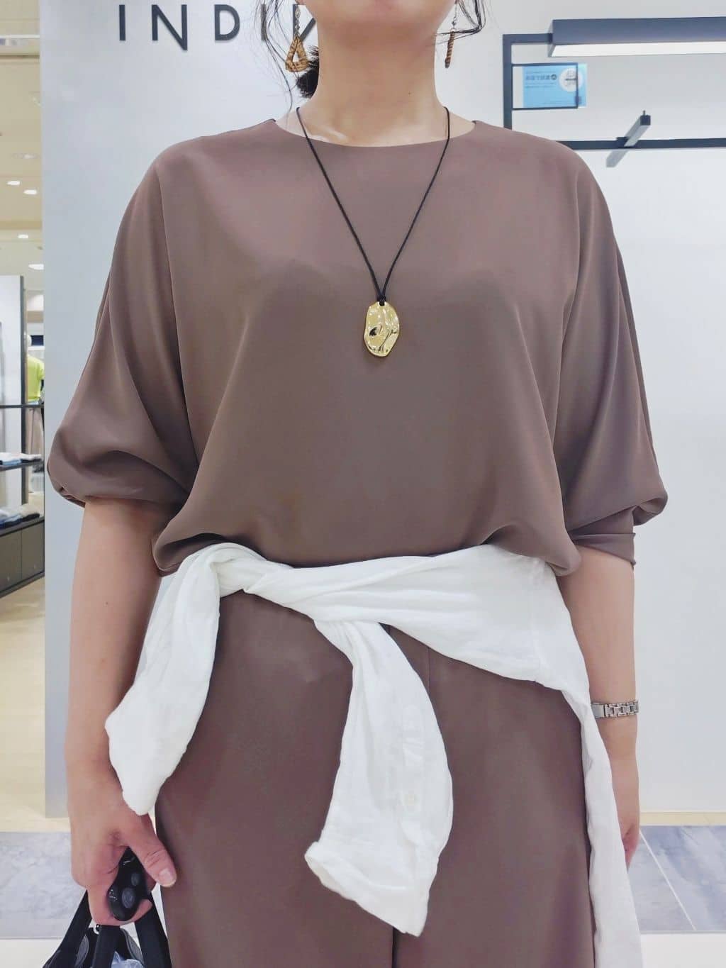TOMOMIさんの「INDIVI｜【さらに軽く軽快！／着る日傘】ドルマントップス」を使ったコーディネート