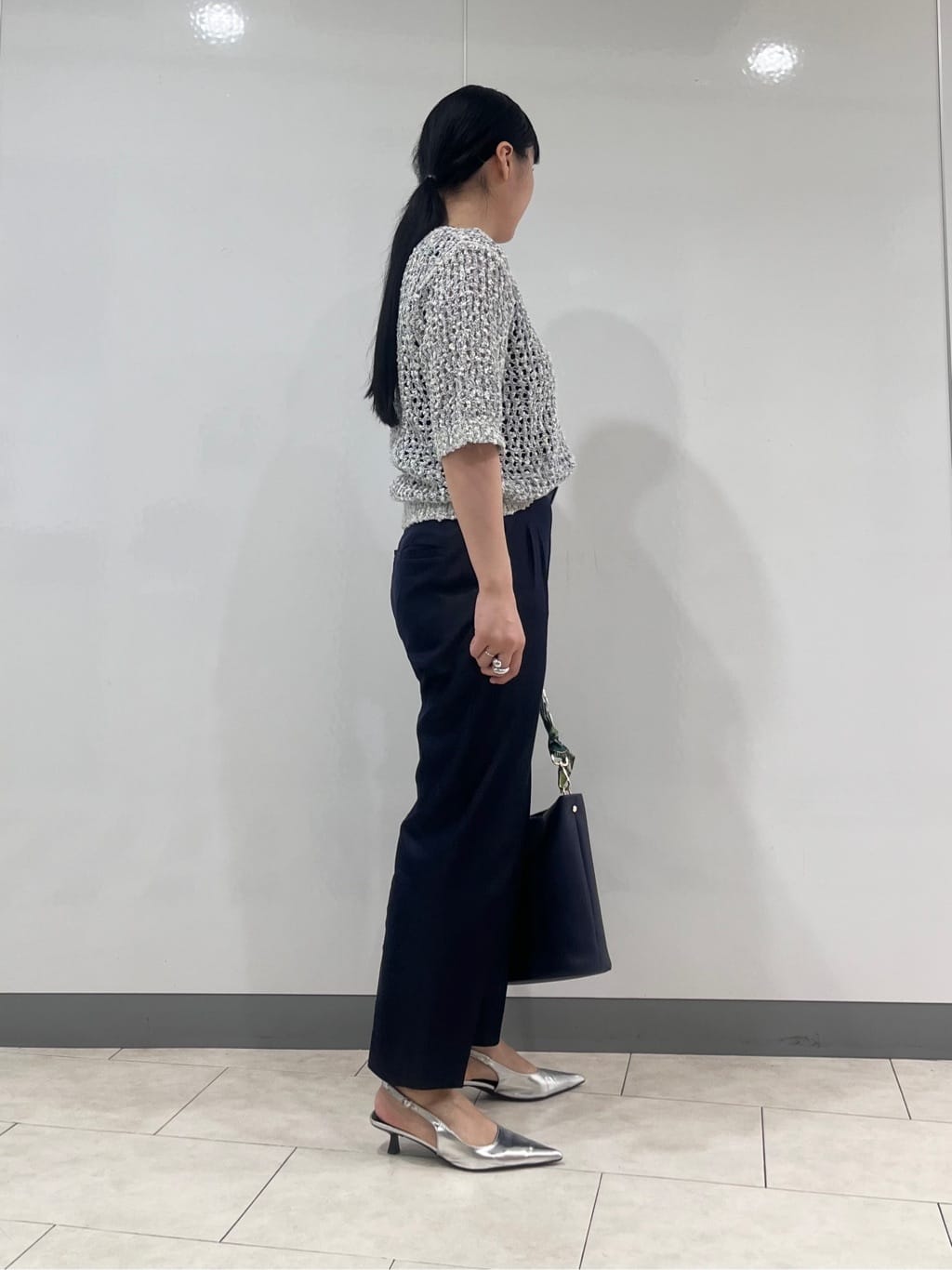 hasuさんの「INDIVI｜【撥水/軽量】ミドル丈 ミニマルトレンチコート」を使ったコーディネート