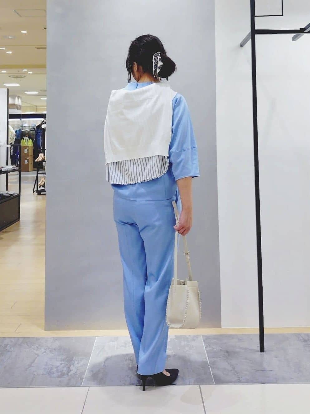 TOMOMIさんの「INDIVI｜【洗える／UVケア／SETUP可能】デニムライク ランタン袖ブラウス」を使ったコーディネート