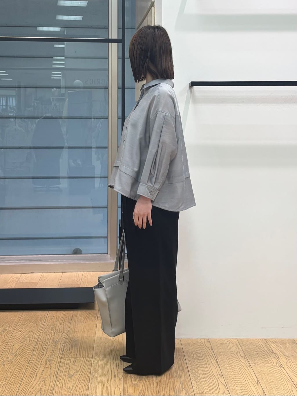 asamiさんの「INDIVI｜【接触冷感／洗える／2WAY】ドロスト付 シアーシャンブレーシャツ」を使ったコーディネート