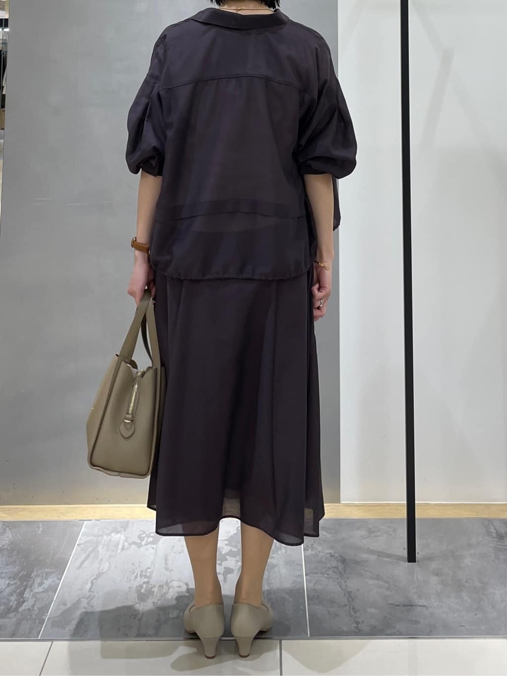 shihoさんの「INDIVI｜【接触冷感／洗える／2WAY】ドロスト付 シアーシャンブレーシャツ」を使ったコーディネート