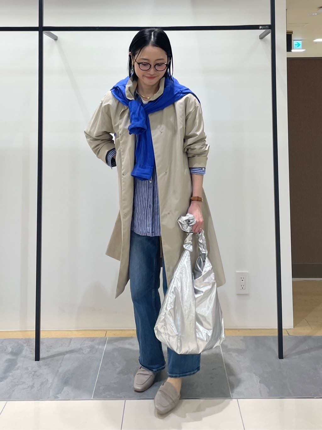 shihoさんの「INDIVI｜【撥水／軽量】ミニマル スタンドカラーコート」を使ったコーディネート