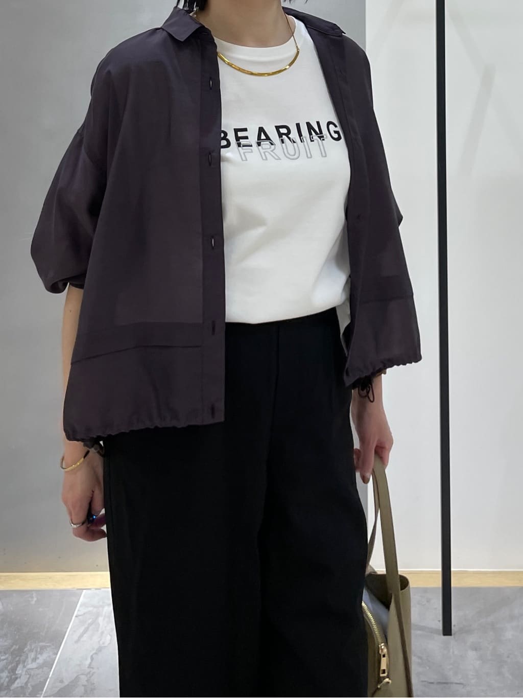 shihoさんの「INDIVI｜【接触冷感／洗える／2WAY】ドロスト付 シアーシャンブレーシャツ」を使ったコーディネート