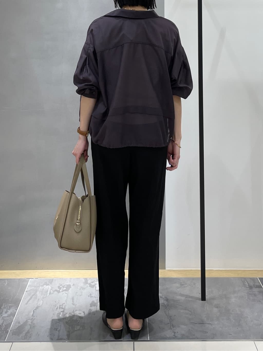 shihoさんの「INDIVI｜【接触冷感／洗える／2WAY】ドロスト付 シアーシャンブレーシャツ」を使ったコーディネート