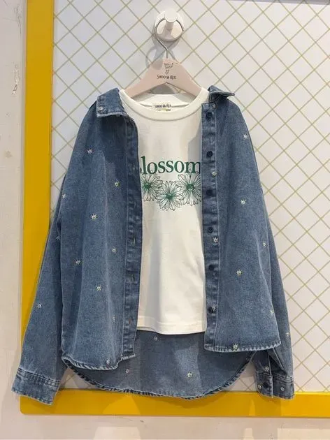100-150cm】フラワー刺繍デニムシャツ(シャツ・ブラウス) | SHOO・LA 100-150cm】フラワー刺繍デニムシャツ(シャツ・ブラウス) | SHOO・LA