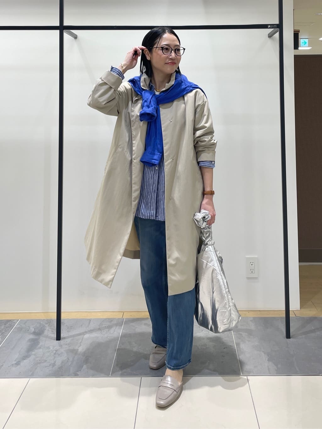 shihoさんの「INDIVI｜【撥水／軽量】ミニマル スタンドカラーコート」を使ったコーディネート