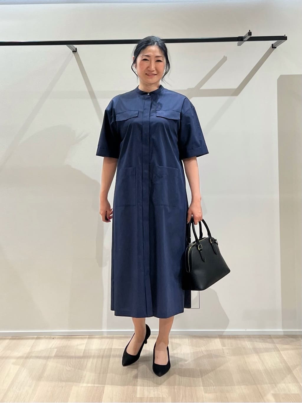 TOMOMIさんの「UNTITLED｜【洗える/前開きボタン】シャンブレーシャツワンピース」を使ったコーディネート