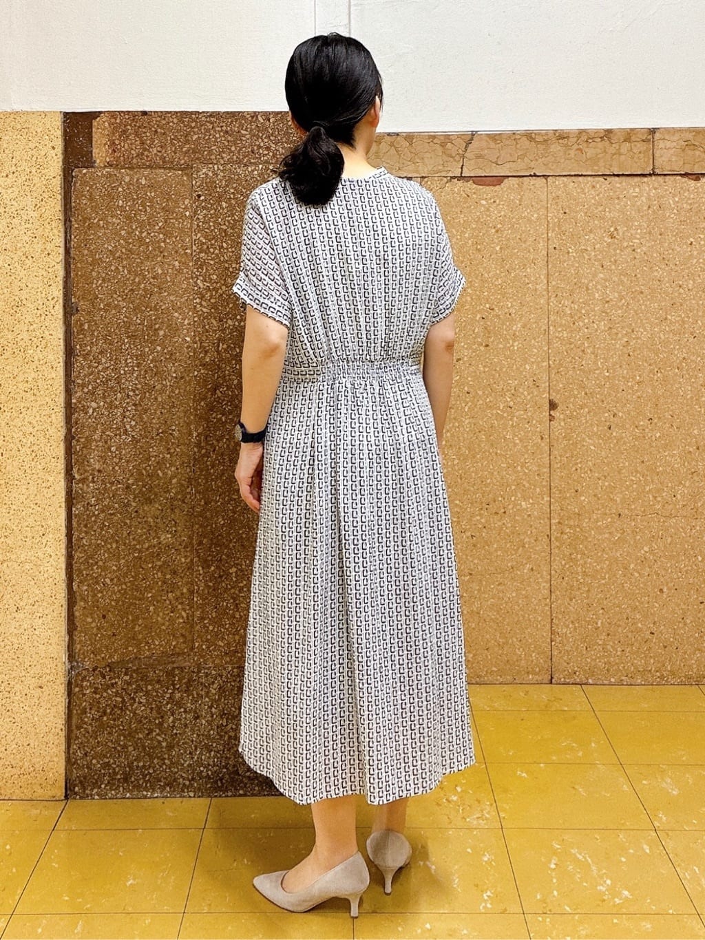 hattoriさんの「INDIVI｜【洗える】無地＆チェーン柄 シャーリングサッカーワンピース」を使ったコーディネート