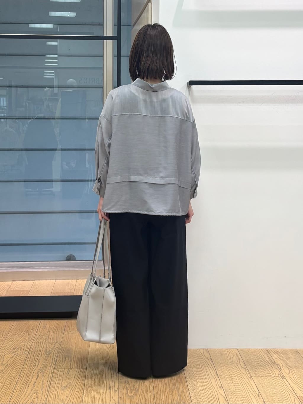 asamiさんの「INDIVI｜【接触冷感／洗える／2WAY】ドロスト付 シアーシャンブレーシャツ」を使ったコーディネート