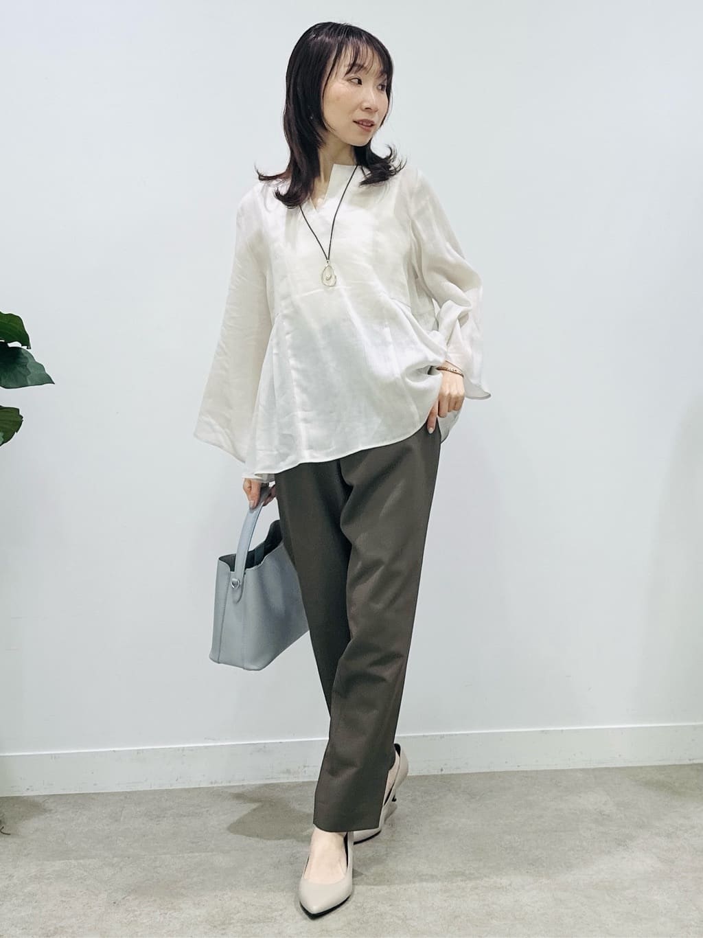 Miwaさんの「UNTITLED｜【接触冷感/麻混/洗える】ドライタッチキーネックブラウス」を使ったコーディネート