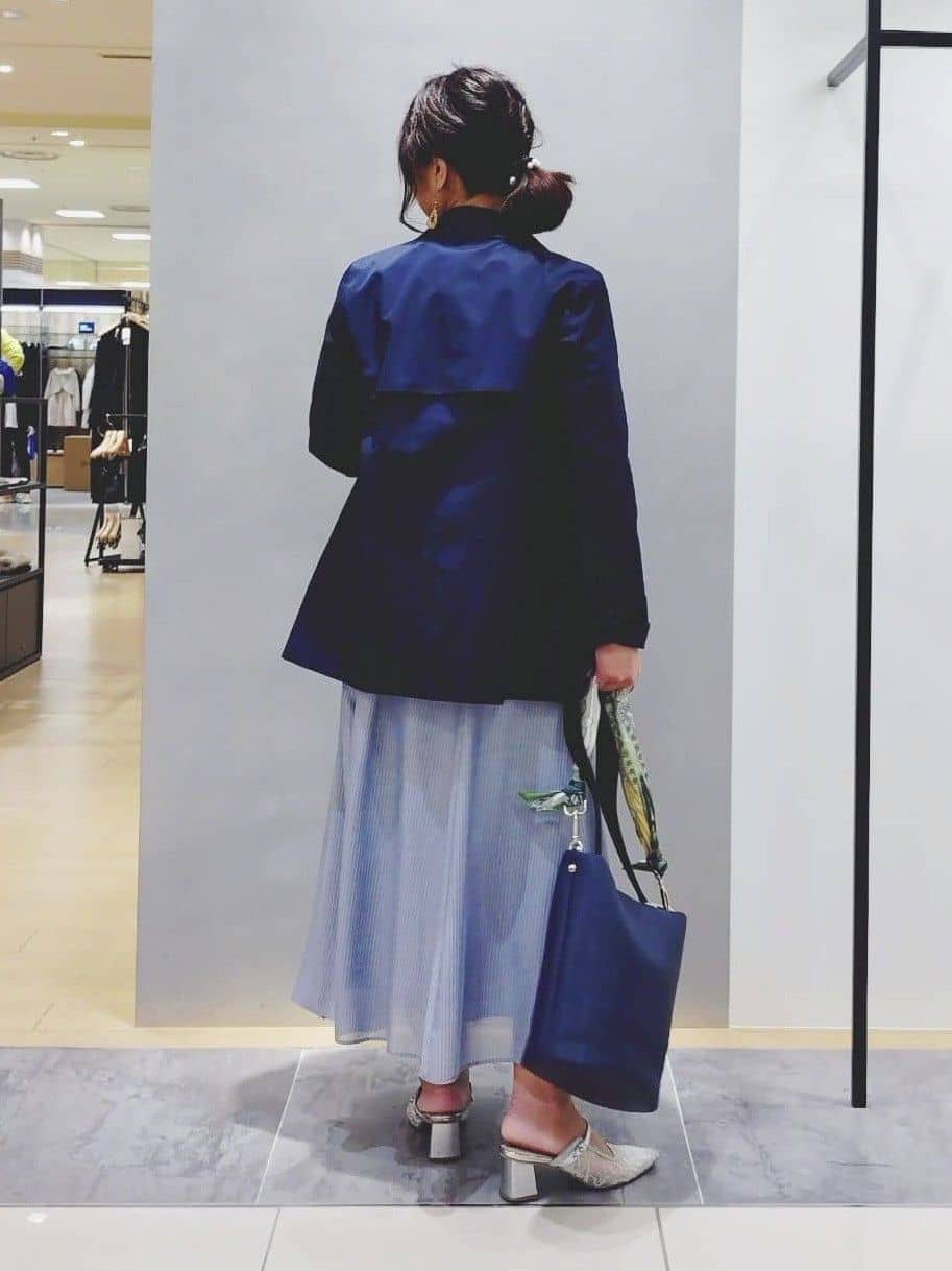 TOMOMIさんの「INDIVI｜【接触冷感／洗える／SETUP可能】シアーシャンブレータックフレアスカート」を使ったコーディネート
