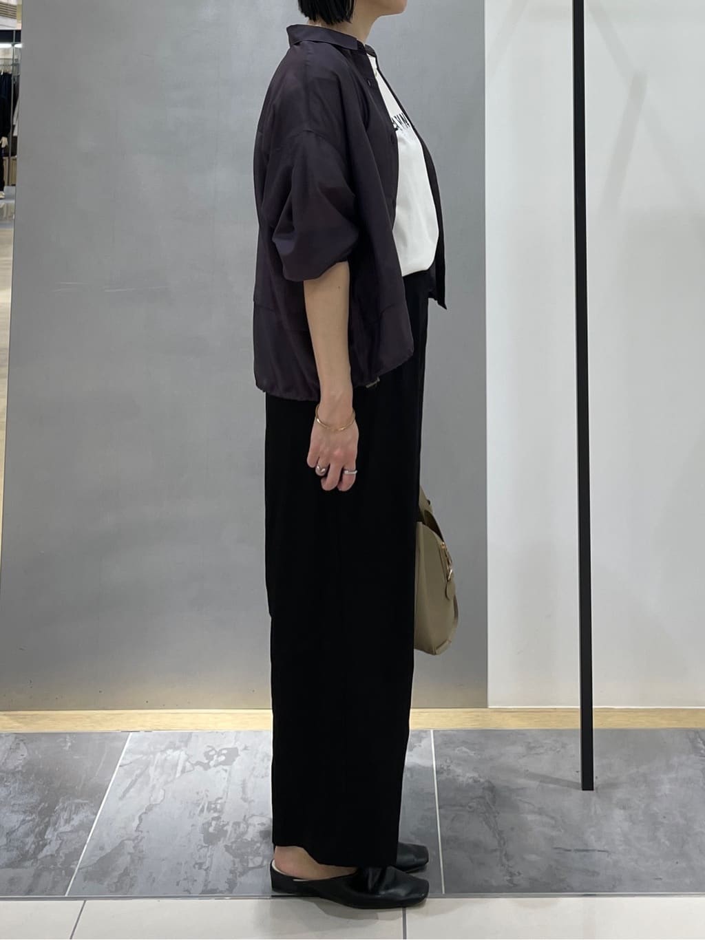 shihoさんの「INDIVI｜【接触冷感／洗える／2WAY】ドロスト付 シアーシャンブレーシャツ」を使ったコーディネート
