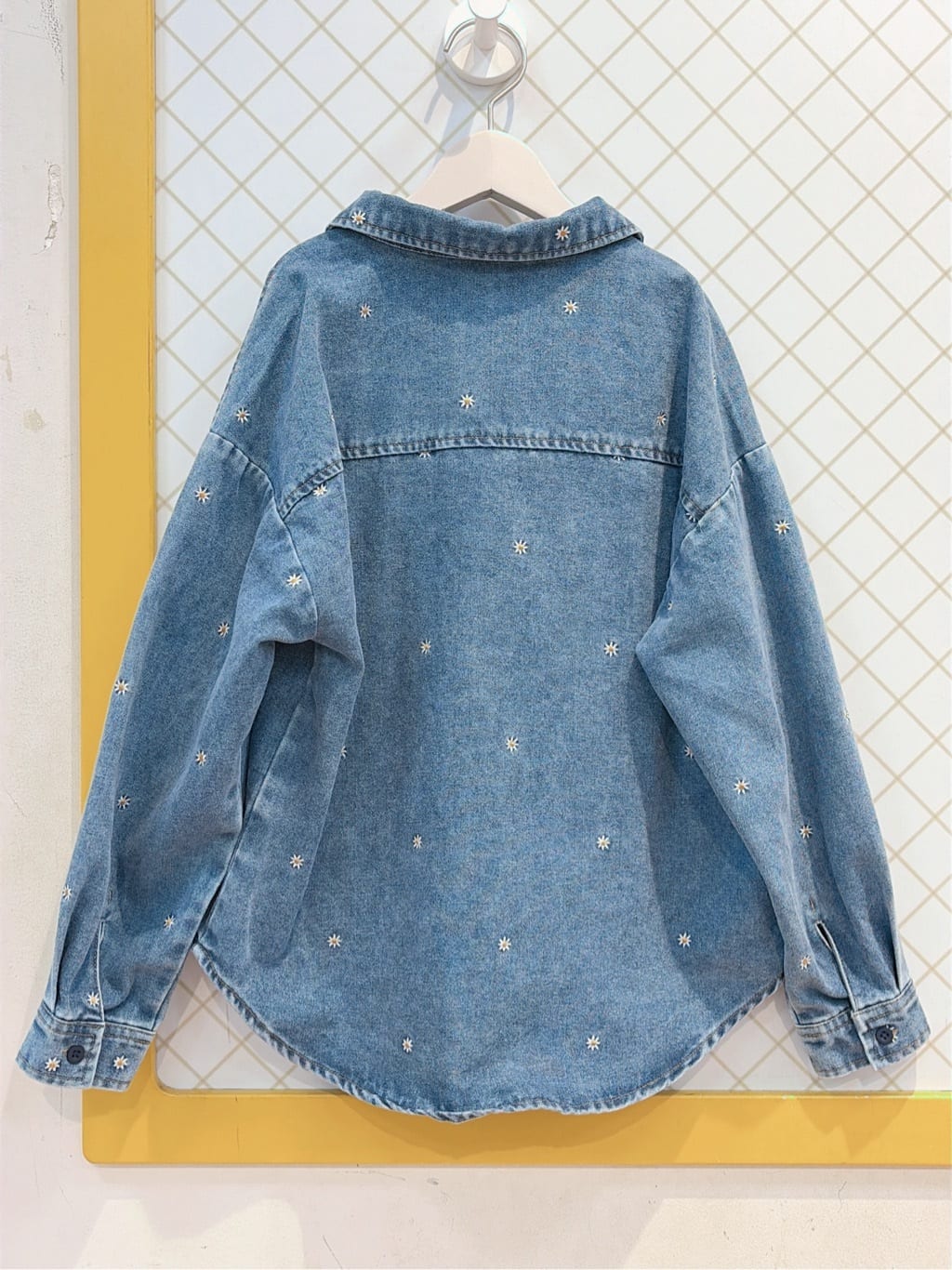 蒼さんの「SHOO･LA･RUE｜【100-150cm】フラワー刺繍デニムシャツ」を使ったコーディネート