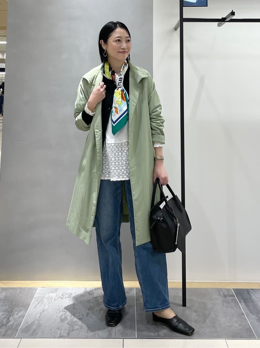 shihoさんの「INDIVI｜【撥水／軽量】ミニマル スタンドカラーコート」を使ったコーディネート