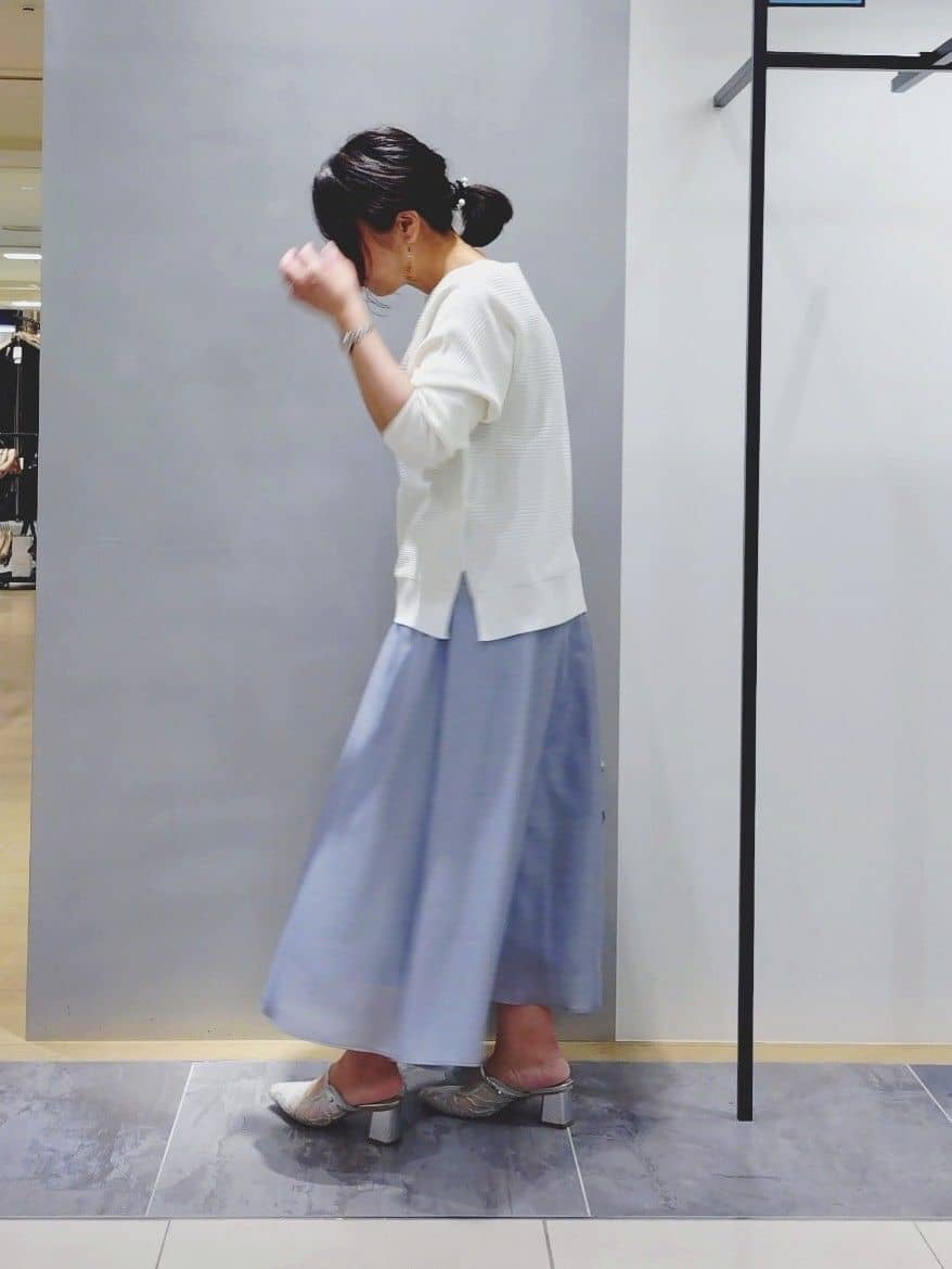 TOMOMIさんの「INDIVI｜【接触冷感／洗える／SETUP可能】シアーシャンブレータックフレアスカート」を使ったコーディネート