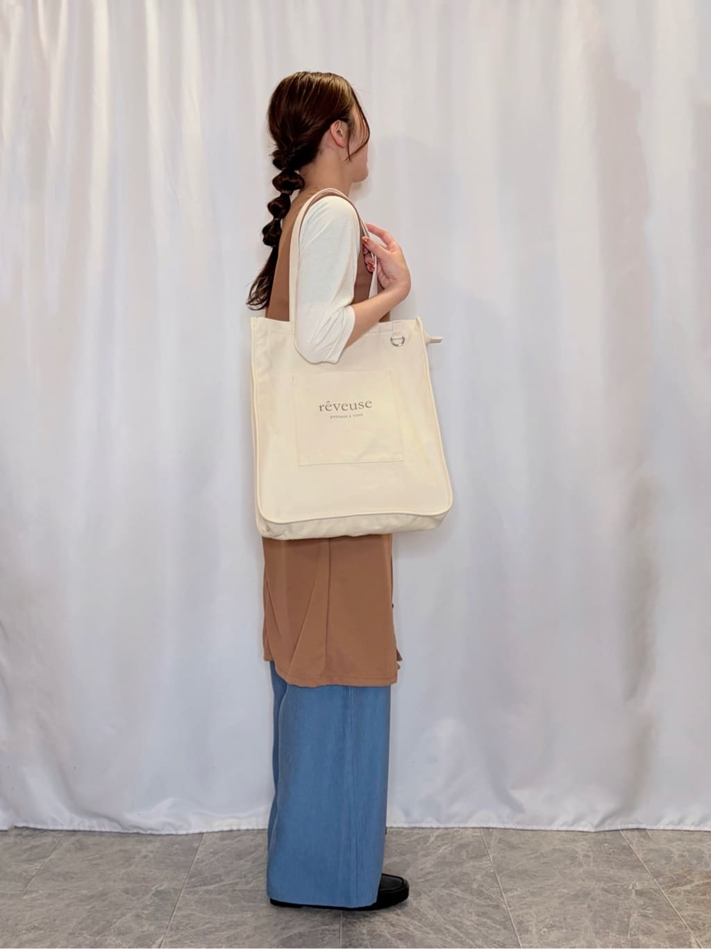 おうめさんの「SHOO･LA･RUE｜【2点セット/洗濯機可/S-LL】ジレにもなるジャンスカ+5分袖Tシャツ」を使ったコーディネート