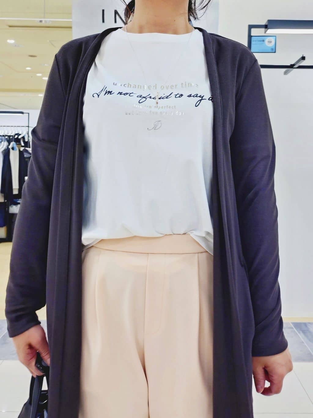 TOMOMIさんの「INDIVI｜【褒められパンツ／高ストレッチ】タックテーパードパンツ」を使ったコーディネート