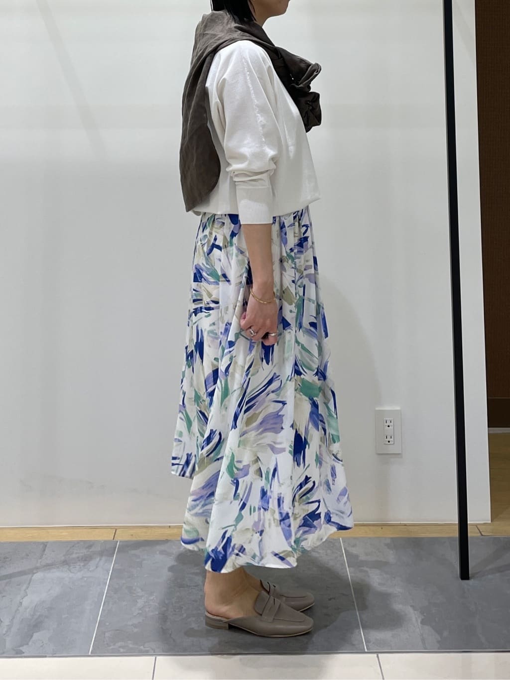 shihoさんの「INDIVI｜【洗える／前後2WAY／アンサンブル可能】ドルマンスリーブカーディガン」を使ったコーディネート