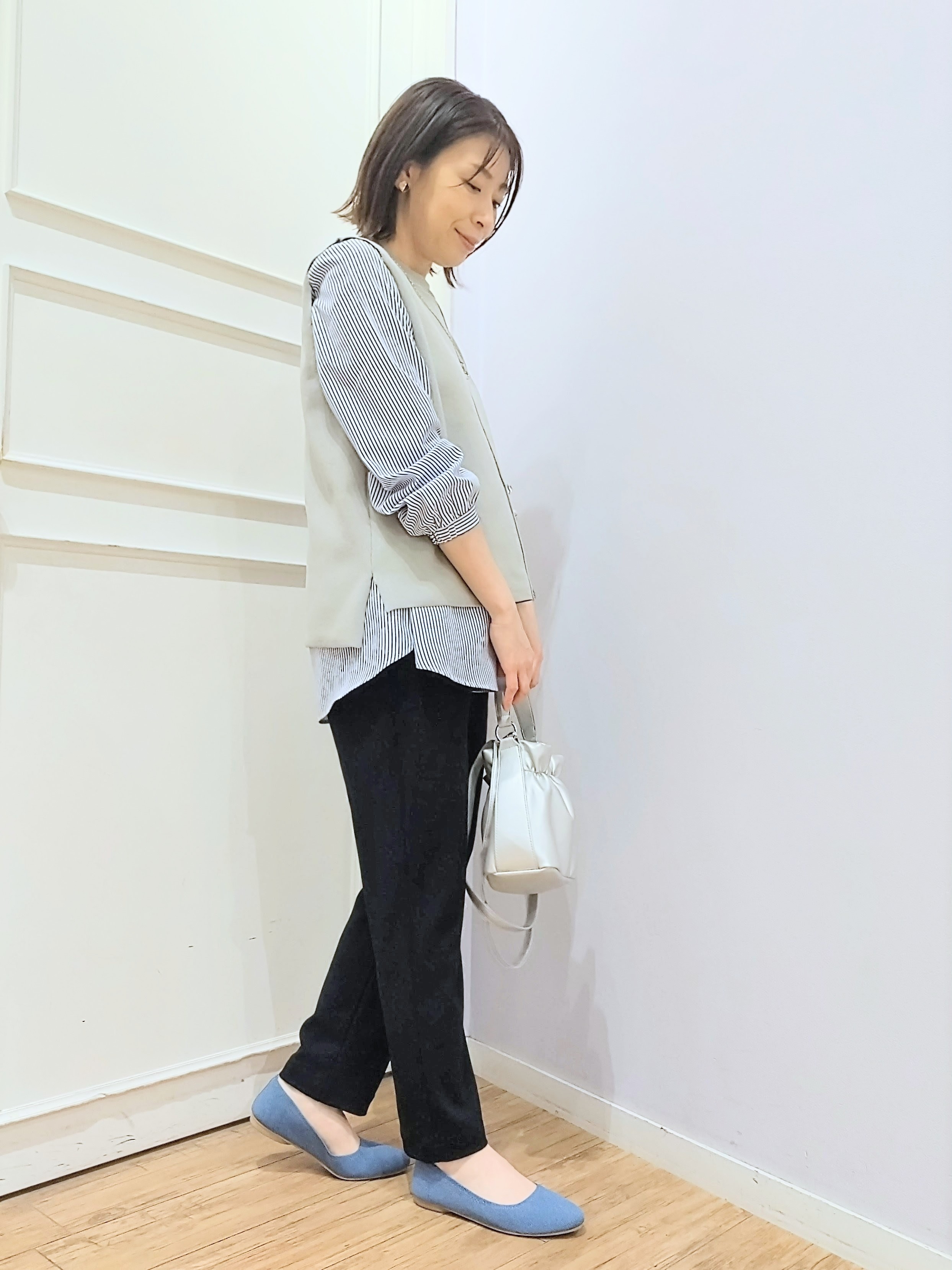 miomioさんの「SHOO･LA･RUE｜【洗濯機可/2点セット/S-LL】着回し自在 きれい見え ニットベスト＋ブラウス」を使ったコーディネート