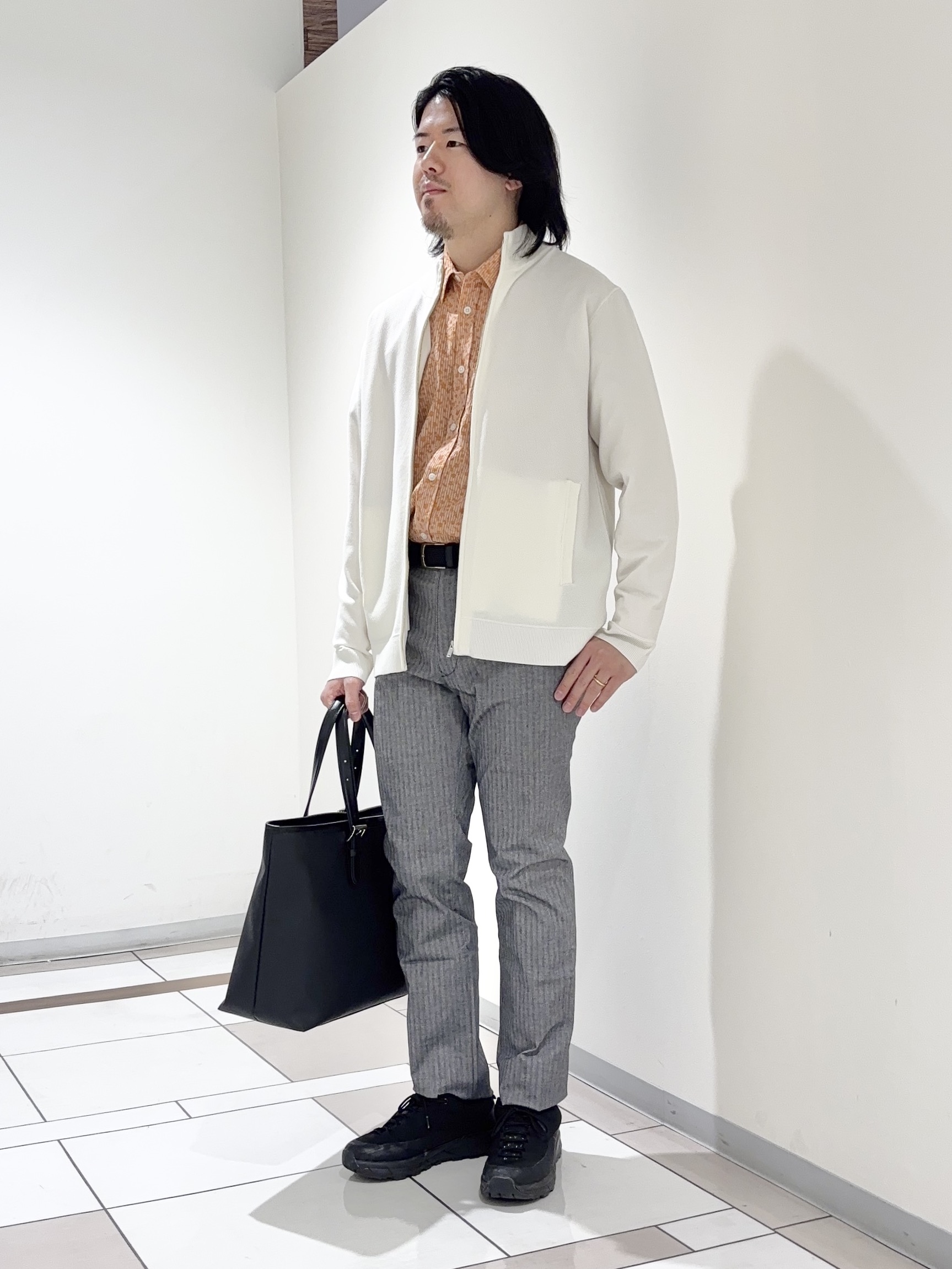 及川さんの「TAKEO KIKUCHI｜ジップアップ 鹿の子 ニット」を使ったコーディネート