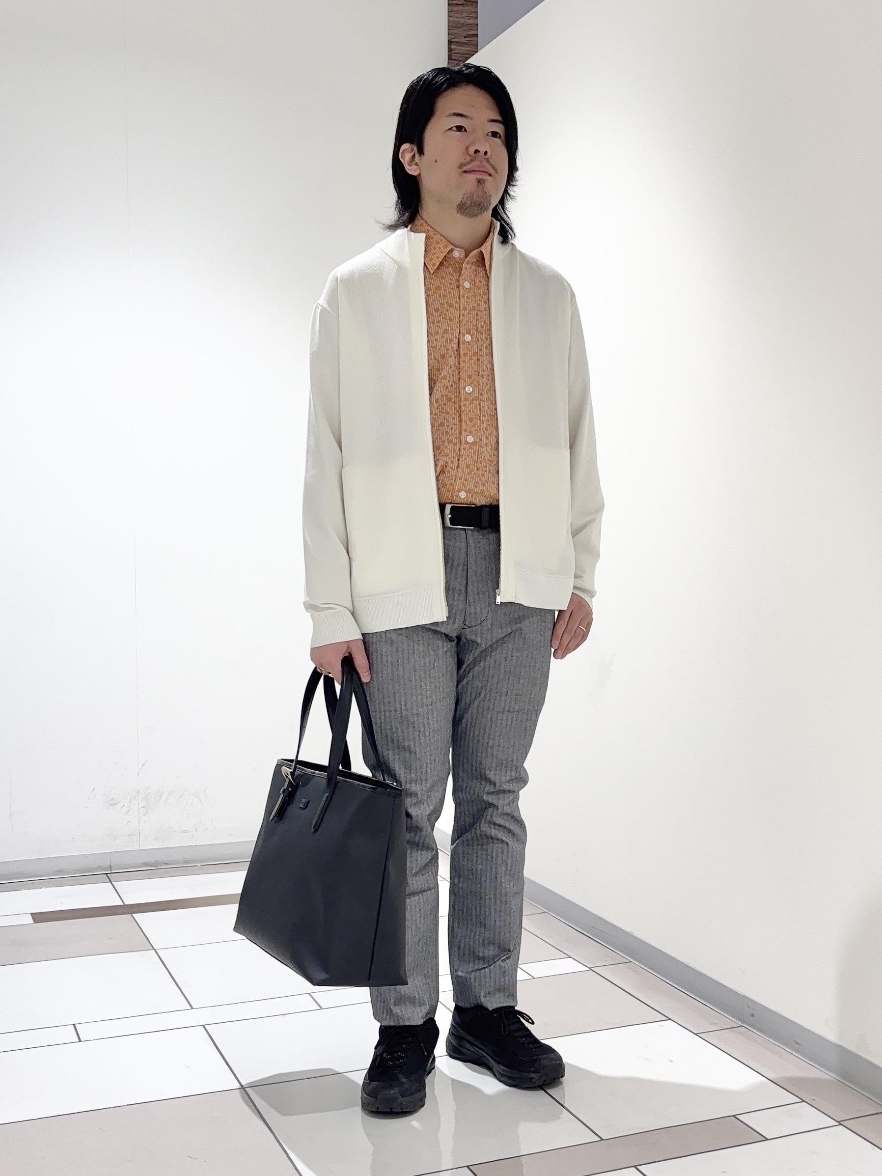 及川さんの「TAKEO KIKUCHI｜ジップアップ 鹿の子 ニット」を使ったコーディネート