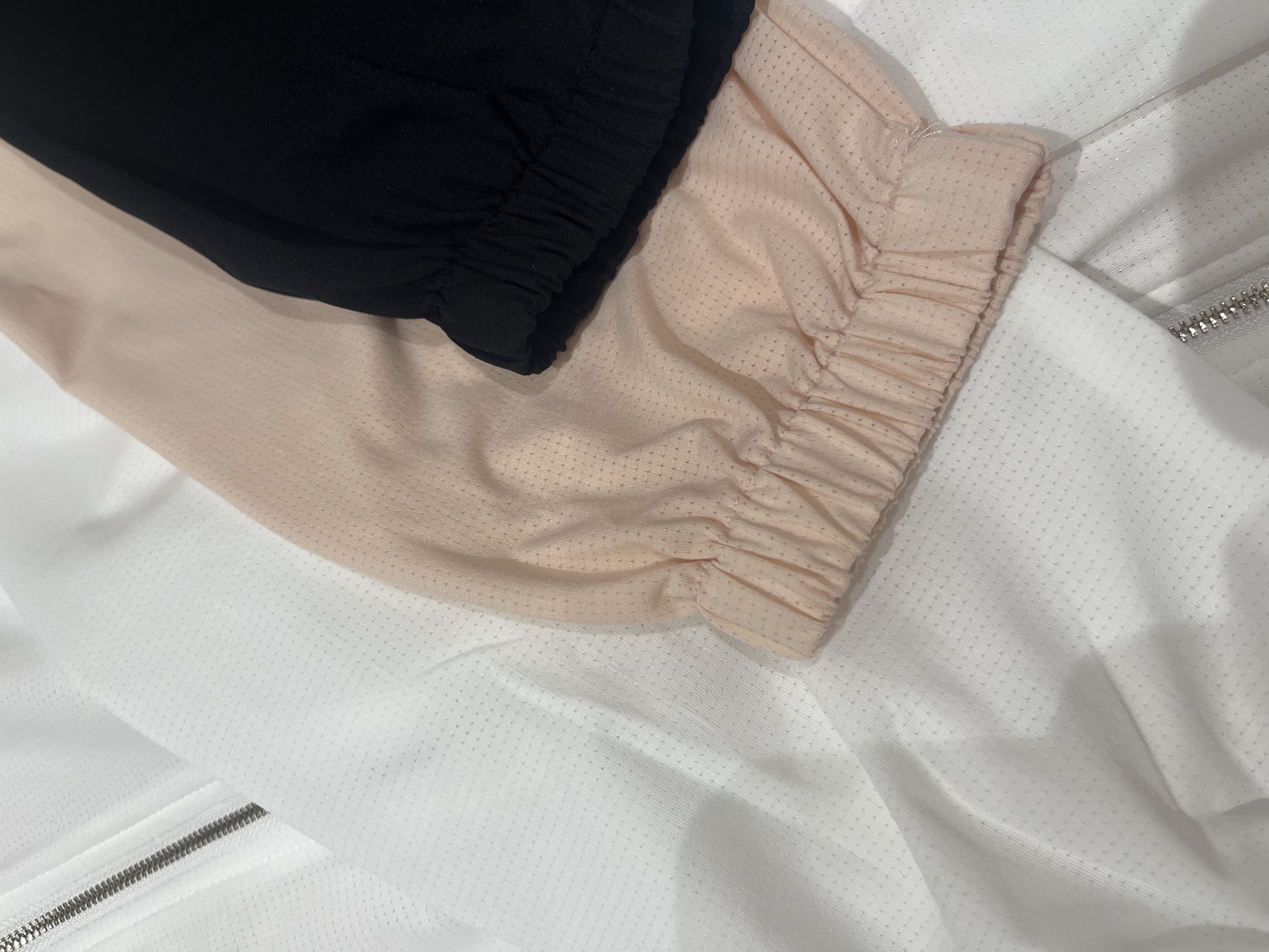 みわさんの「SHOO･LA･RUE｜【ひんやり/S-LL/体型カバー】ペプラムフリルとゴールドパーツが女性らしい UVパーカ」を使ったコーディネート