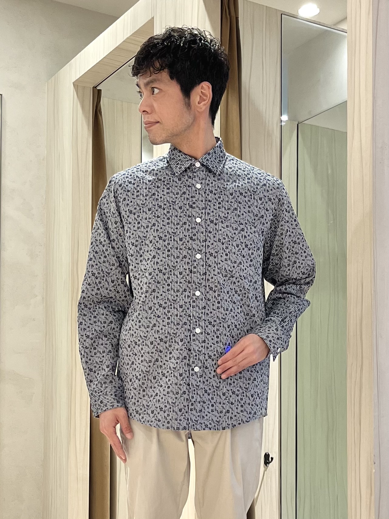 URAさんの「TAKEO KIKUCHI｜播州 ドビーストライプ フラワーシャツ」を使ったコーディネート