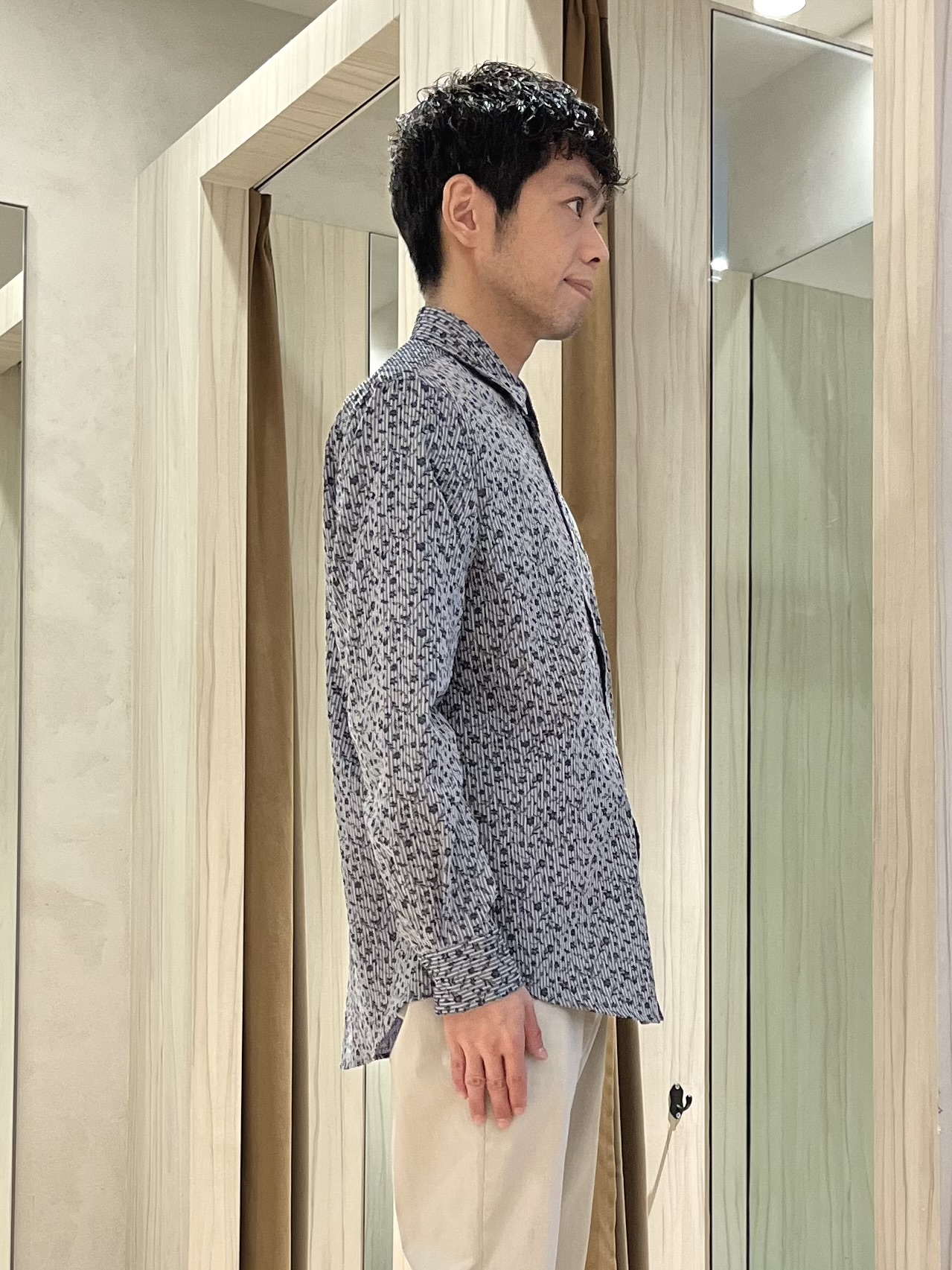 URAさんの「TAKEO KIKUCHI｜播州 ドビーストライプ フラワーシャツ」を使ったコーディネート