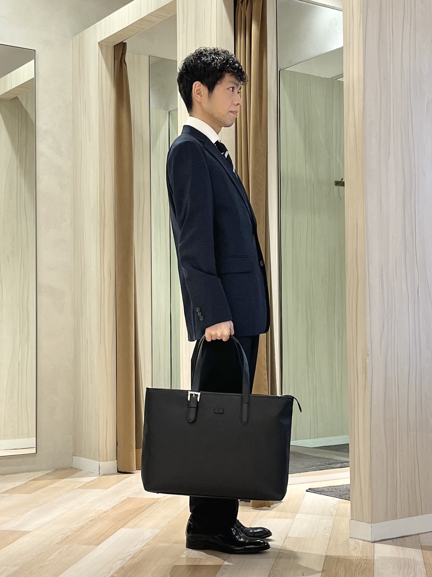 URAさんの「TAKEO KIKUCHI｜【Begin掲載】コーデュラ（R）トロピカル ストレッチ スーツ」を使ったコーディネート