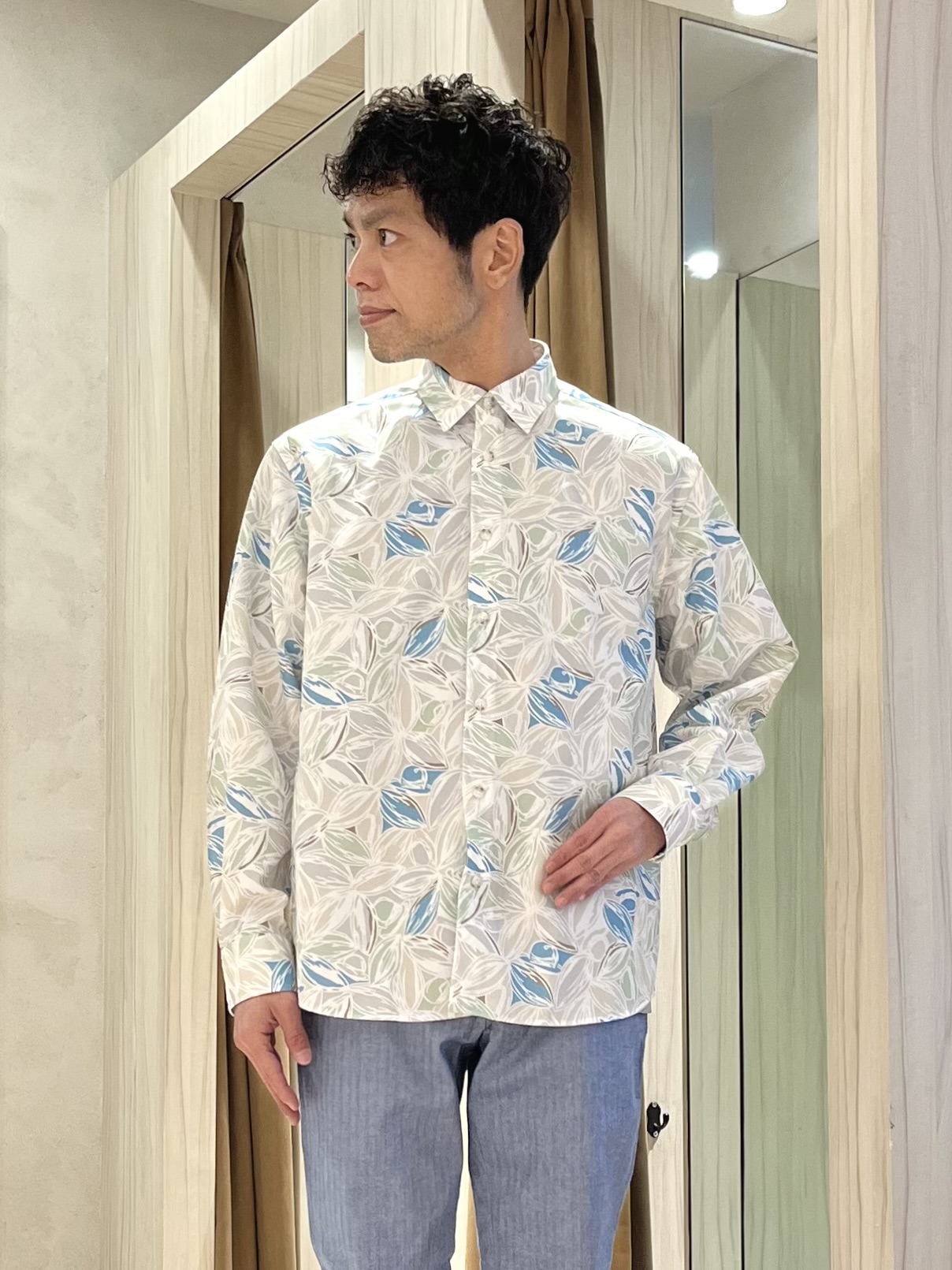URAさんの「TAKEO KIKUCHI｜カカオ柄プリントシャツ」を使ったコーディネート