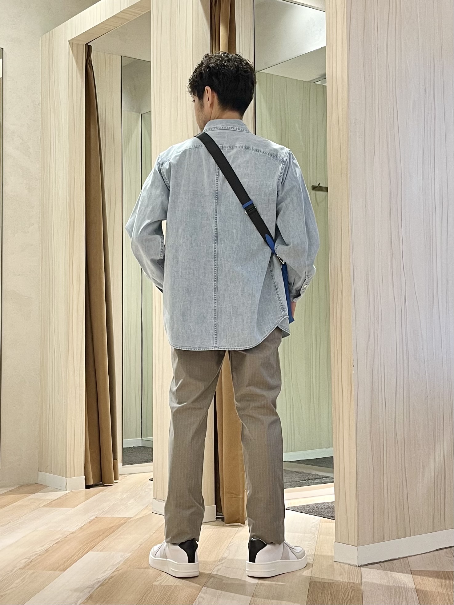 URAさんの「TAKEO KIKUCHI｜【BOWLER HAT LABEL】Tエンブレム デニムシャツ」を使ったコーディネート