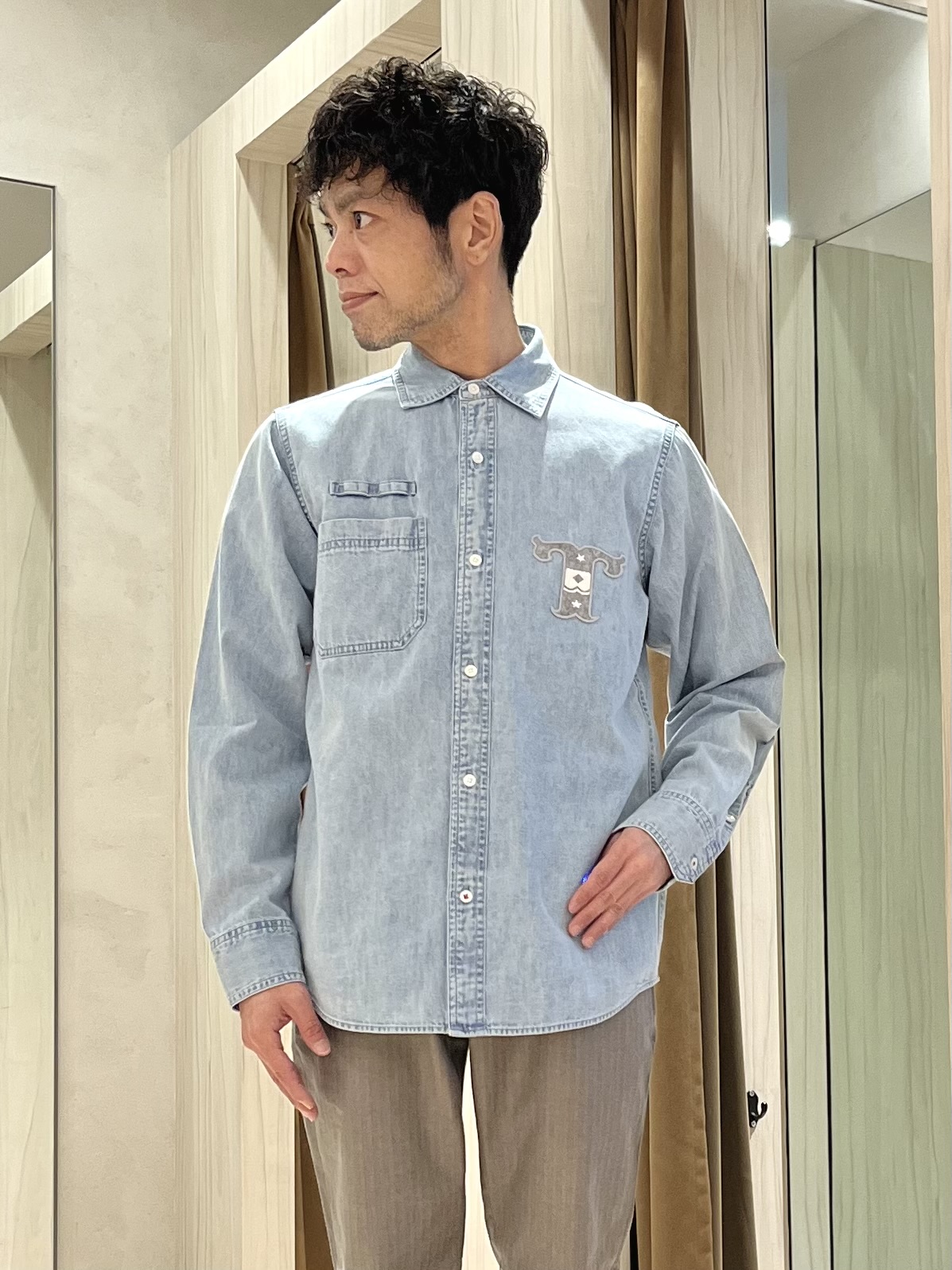 URAさんの「TAKEO KIKUCHI｜【BOWLER HAT LABEL】Tエンブレム デニムシャツ」を使ったコーディネート