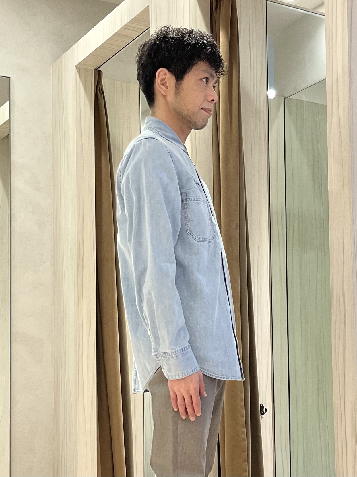URAさんの「TAKEO KIKUCHI｜【BOWLER HAT LABEL】Tエンブレム デニムシャツ」を使ったコーディネート
