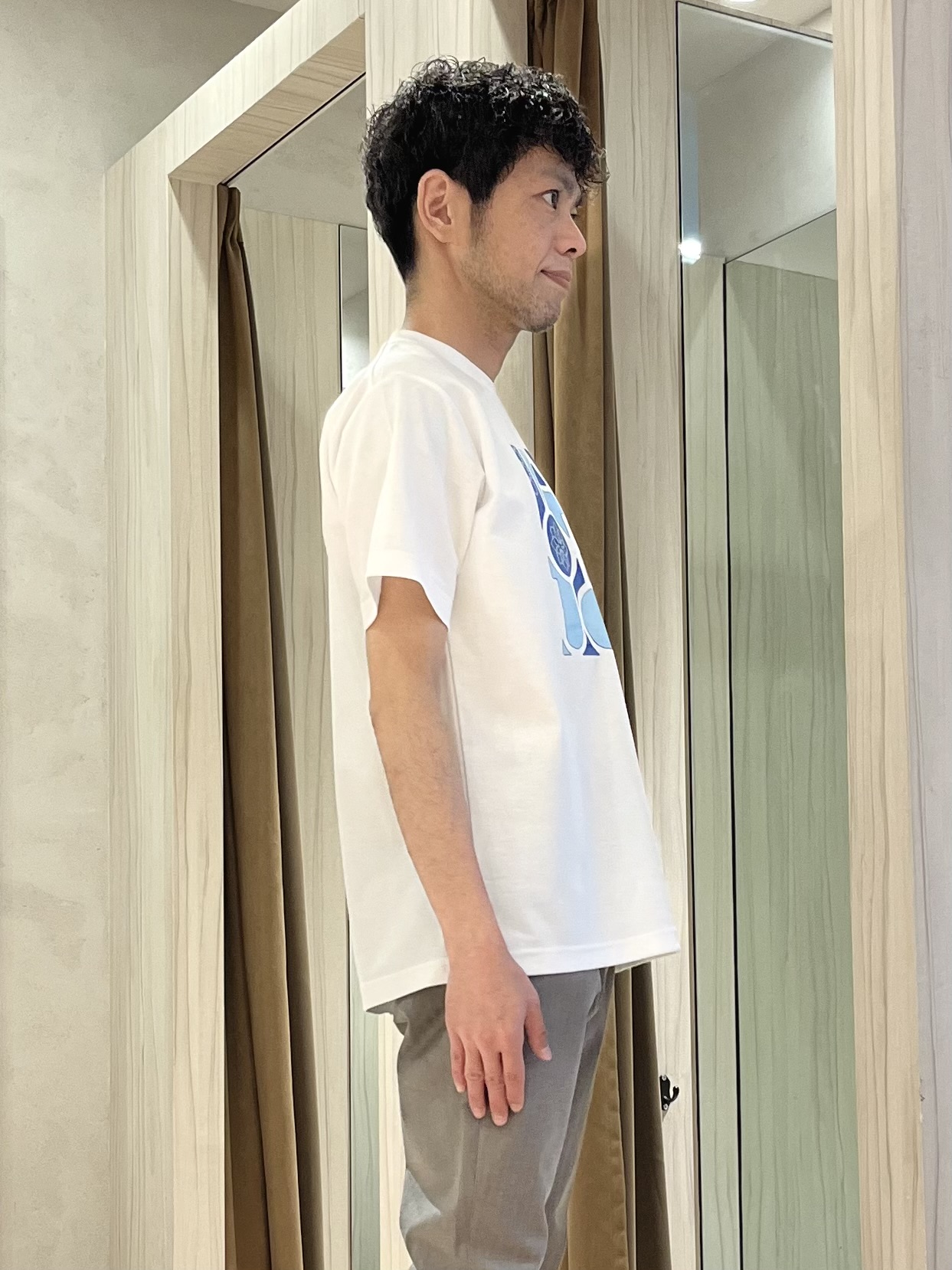 URAさんの「TAKEO KIKUCHI｜【BOWLER HAT LABEL】Tエンブレム デニムシャツ」を使ったコーディネート