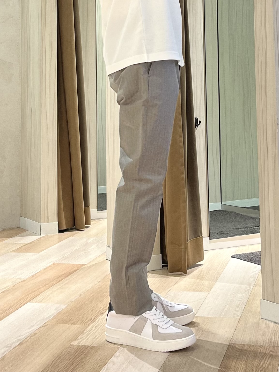 URAさんの「TAKEO KIKUCHI｜【BOWLER HAT LABEL】Tエンブレム デニムシャツ」を使ったコーディネート