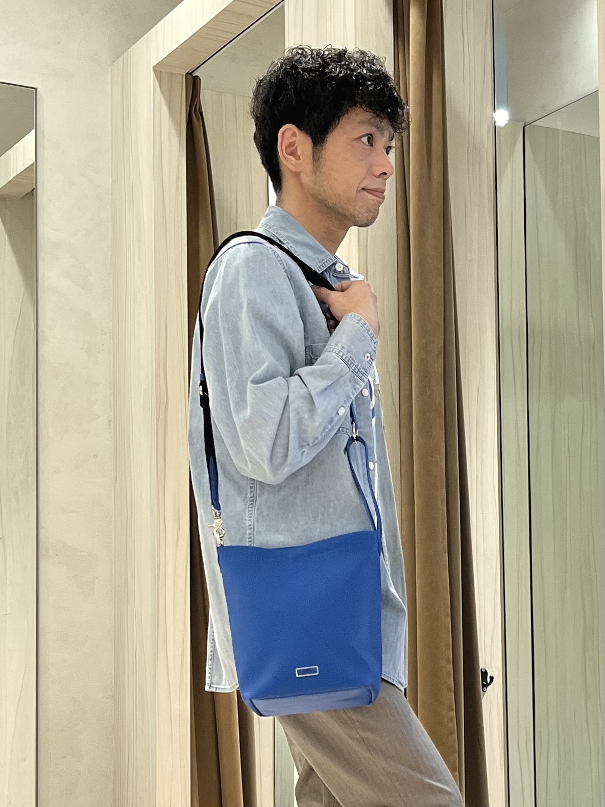 URAさんの「TAKEO KIKUCHI｜【BOWLER HAT LABEL】Tエンブレム デニムシャツ」を使ったコーディネート