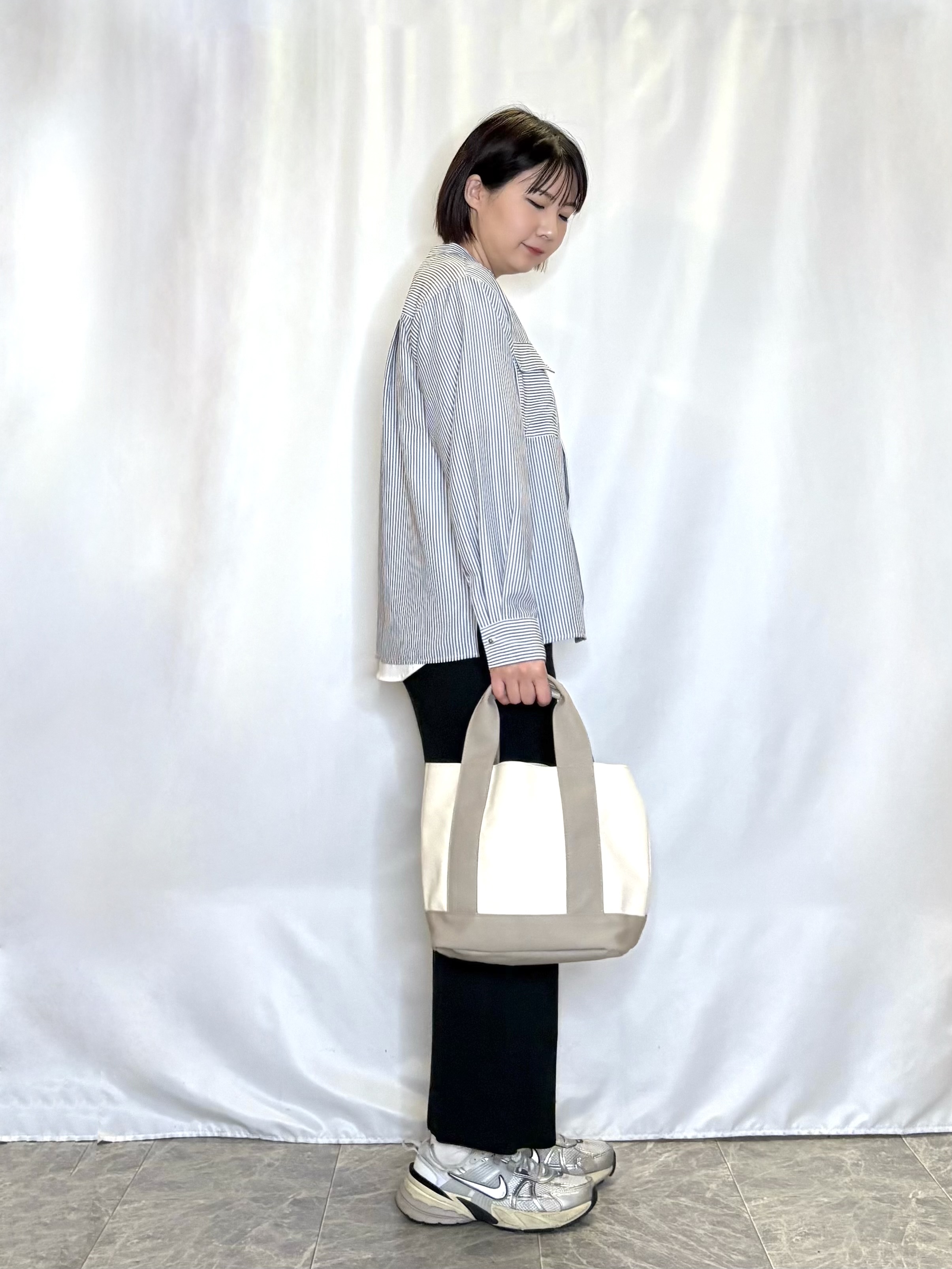 ネリさんの「SHOO･LA･RUE｜【洗濯後しわになりにくい/S-LL/UV】きれいめにもラフにも　フラップポケットがポイントのバンドカ」を使ったコーディネート