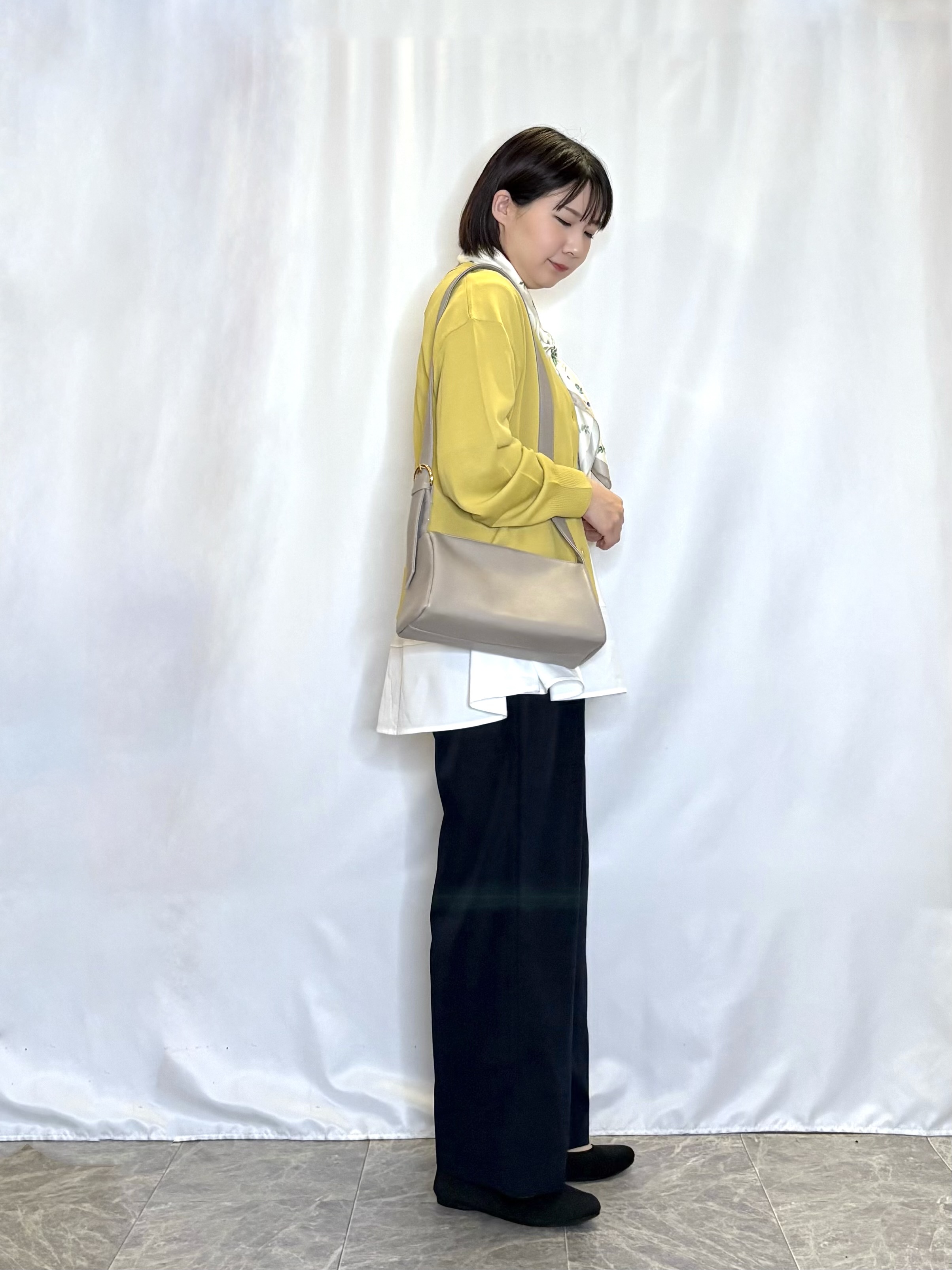 ネリさんの「SHOO･LA･RUE｜【洗濯機可/ひんやり/UV】さらっとしたタッチが心地よい ショート丈 Vネックカーディガン」を使ったコーディネート