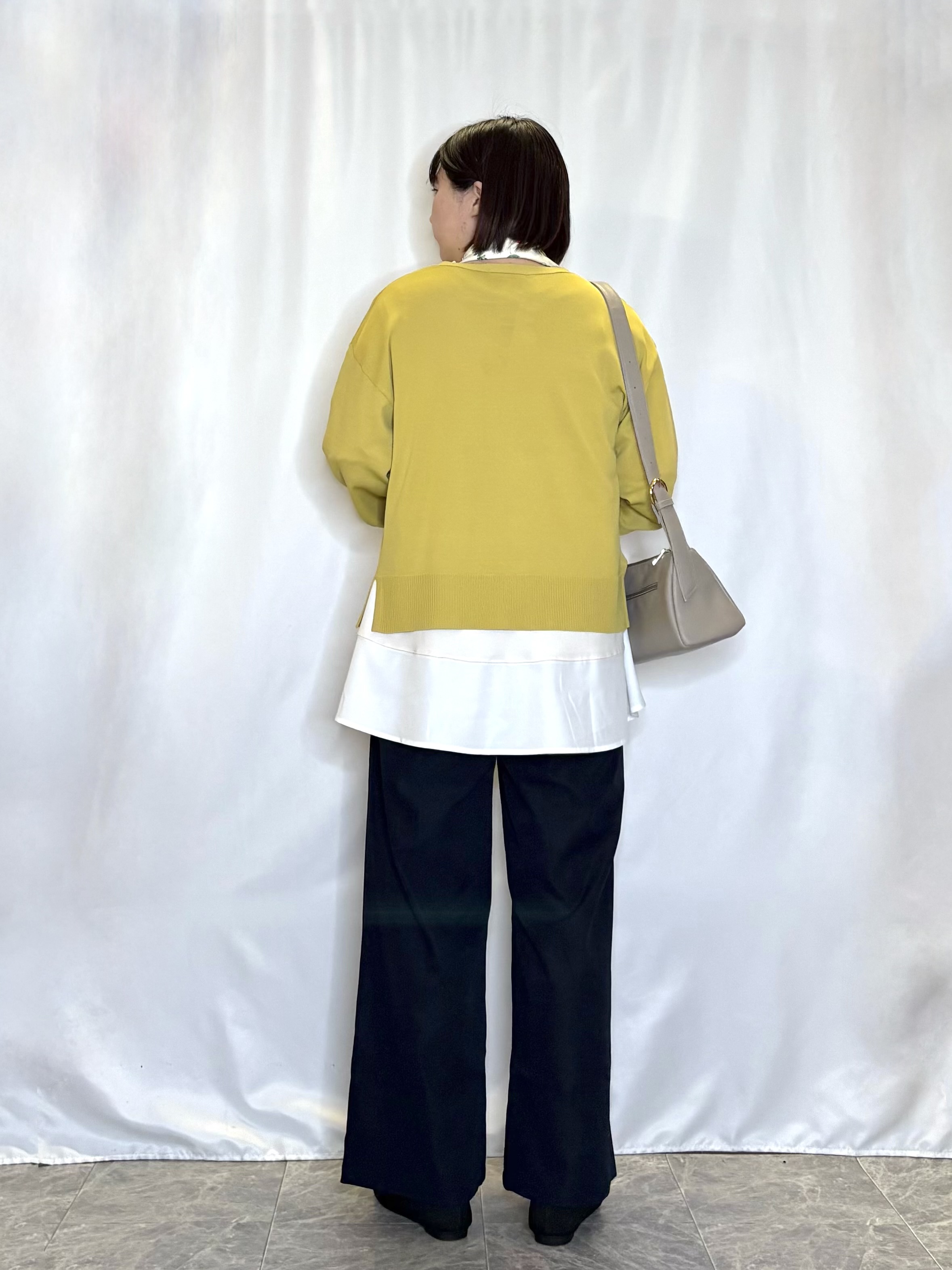 ネリさんの「SHOO･LA･RUE｜【洗濯機可/ひんやり/UV】さらっとしたタッチが心地よい ショート丈 Vネックカーディガン」を使ったコーディネート